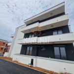 Apartman u Novalji 75m2 – VRT, POGLED NA MORE